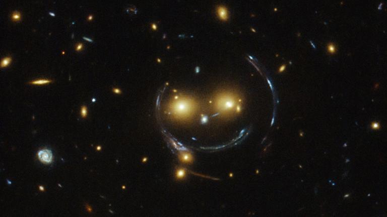 Das "Happy Face" im All: strahlendes Galaxienlächeln in Milliarden Lichtjahren Entfernung