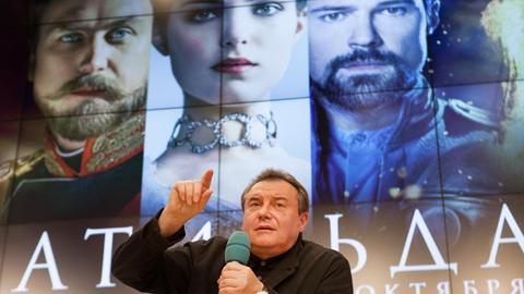 Der russische Regisseur Alexej Utschitel spricht in Moskau über seinen neuen Film «Matilda».