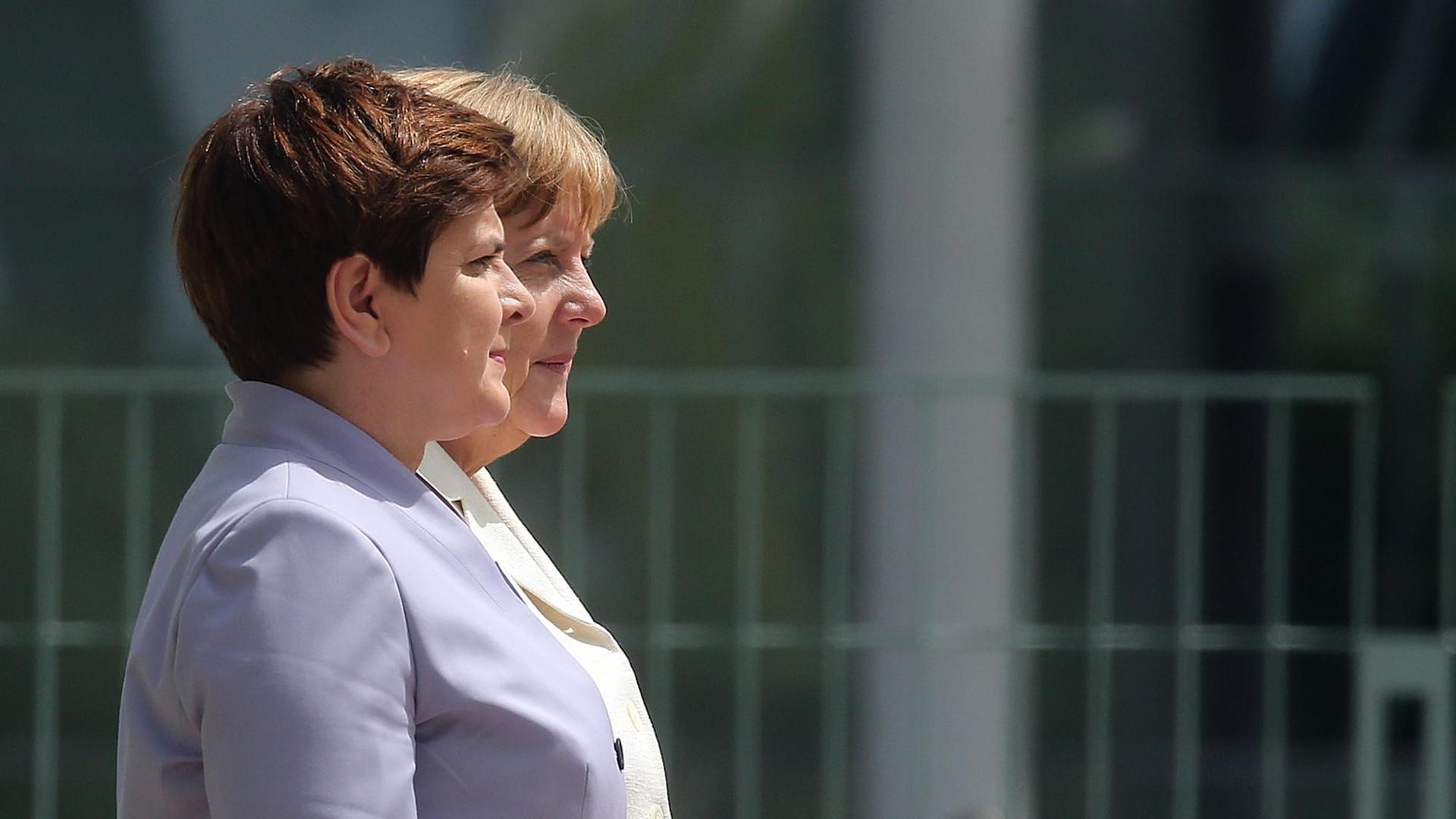 Bundeskanzlerin Angela Merkel (CDU) empfängt am 22.06.2016 vor dem Bundeskanzleramt in Berlin die polnische Ministerpräsidentin Beata Szydlo mit militärischen Ehren.