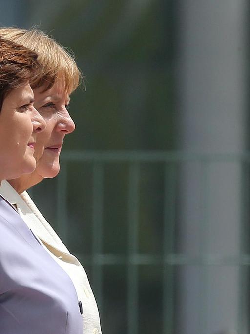 Bundeskanzlerin Angela Merkel (CDU) empfängt am 22.06.2016 vor dem Bundeskanzleramt in Berlin die polnische Ministerpräsidentin Beata Szydlo mit militärischen Ehren.