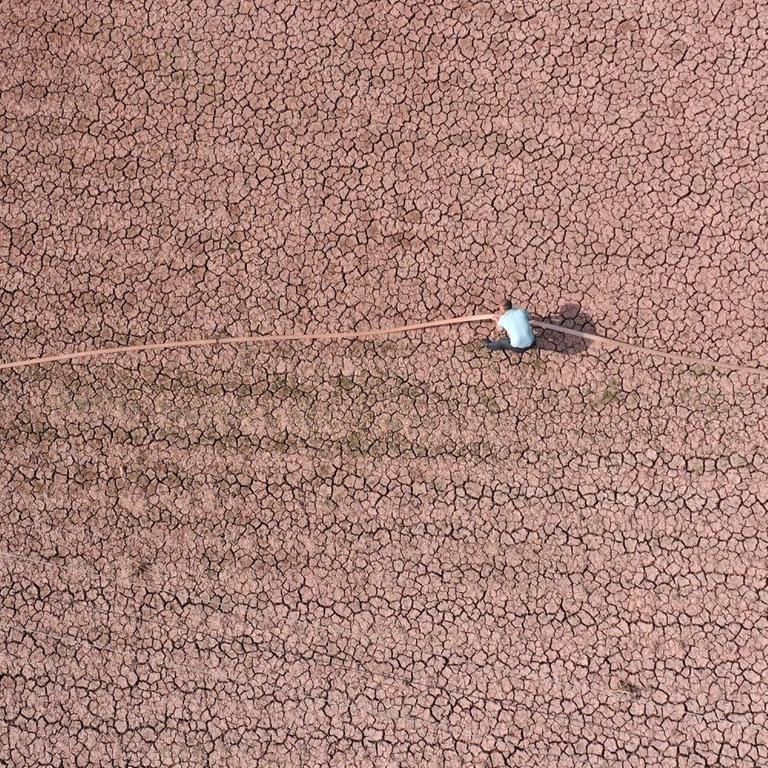 Ein Landwirt in China auf seinem vertrockneten Boden  aufgenommen aus Vogelperspektive