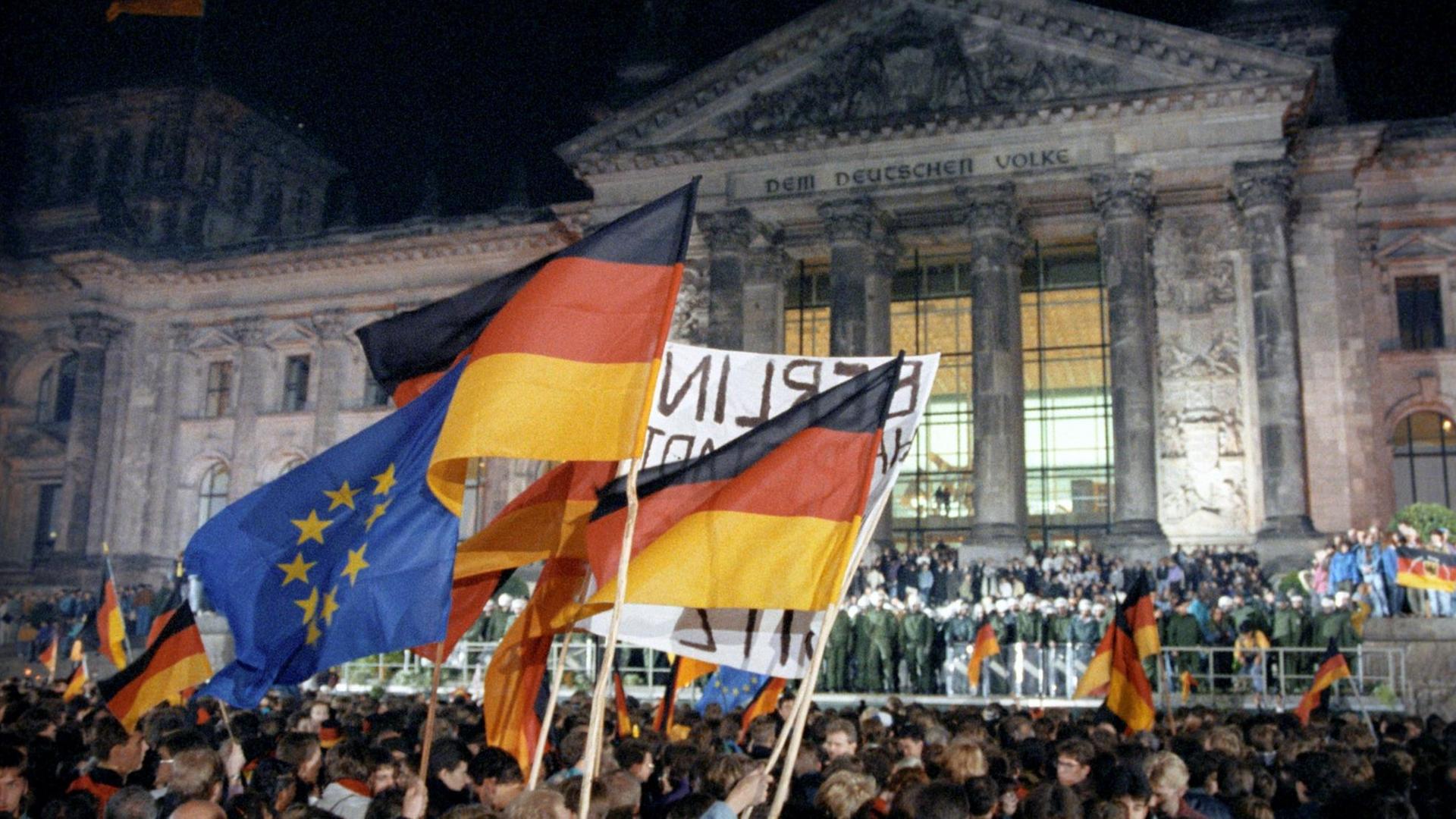 Rund eine Million Menschen feierten in der Nacht zum 3.10.1990 in Berlin - wie hier vor dem Reichstagsgebäude - die wiedergewonnene deutsche Einheit.