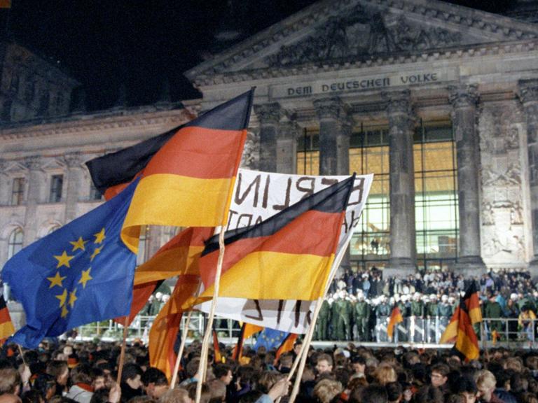Rund eine Million Menschen feierten in der Nacht zum 3.10.1990 in Berlin - wie hier vor dem Reichstagsgebäude - die wiedergewonnene deutsche Einheit.