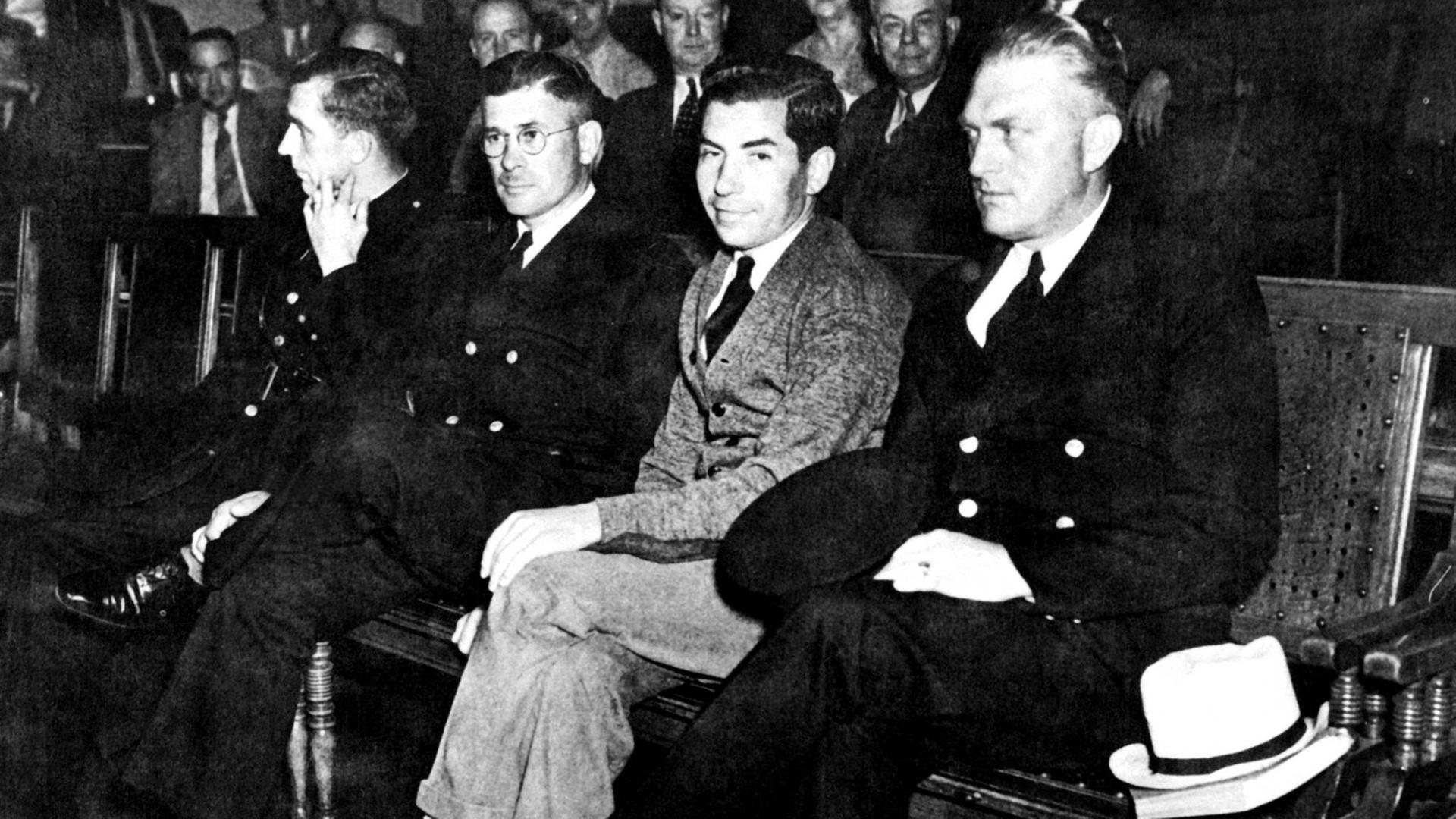 Charles "Lucky" Luciano, (italoamerikanischer Krimineller mit Verbindungen zur Mafia, 1897-1962) während seines Prozesses im Jahr 1936. Am Ende dieses Prozesses wurde er zu einer Freiheitsstrafe zwischen 30 und 50 Jahren im Dannemore-Gefängnis verurteilt.