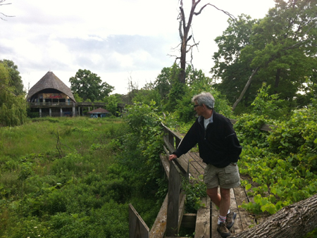 Mit dem Künstler und Filmemacher Gary Schwartz auf seiner "Postindustrial Apocalyptic Landscape Tour". Hier im verlassenen Zoo auf der Insel "Belle Isle". Flora überwuchert die Orte, wo einst Tiere eingesperrt waren.