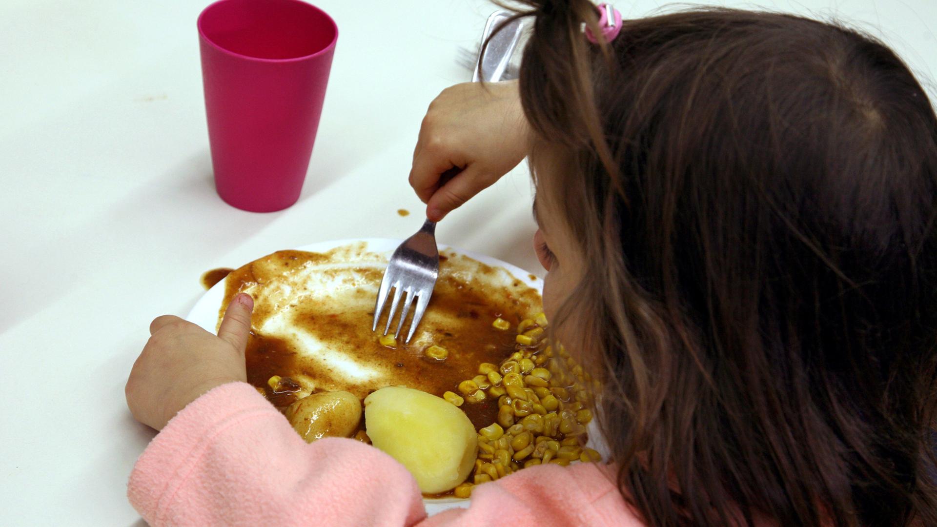 Im Speisesaal der Kinder- und Jugendeinrichtung "Arche" isst ein Kind in Berlin-Hellersdorf eine warme Mahlzeit.