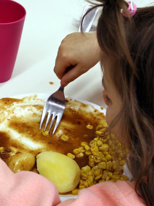 Im Speisesaal der Kinder- und Jugendeinrichtung "Arche" isst ein Kind in Berlin-Hellersdorf eine warme Mahlzeit.