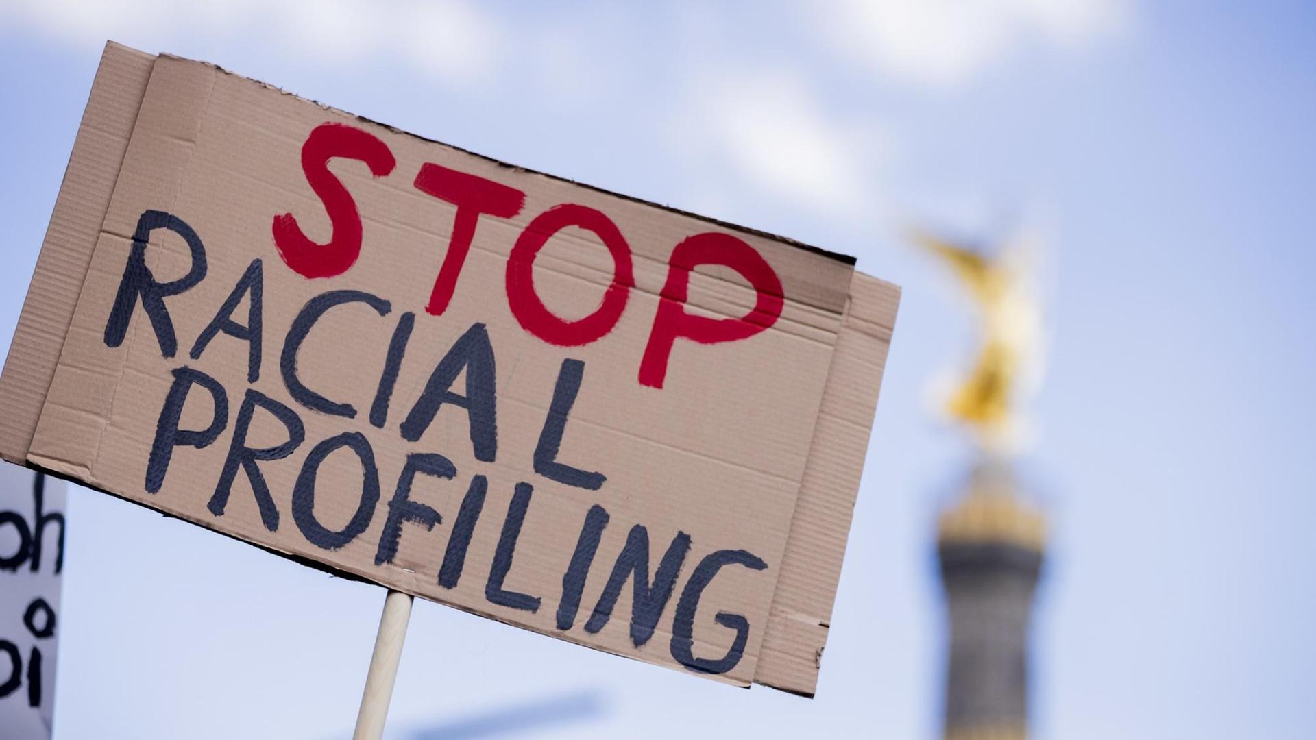"Stop racial Profiling" (Stoppt Profiling aufgrund der Rassenzugehörigkeit) steht bei einer Demonstration unter dem Motto "Deutschland hat ein #Rassismusproblem? Aktionswochenende gegen Polizeigewalt" auf einem Schild. "Stop racial Profiling" (Stoppt Profiling aufgrund der Rassenzugehörigkeit) steht bei einer Demonstration unter dem Motto "Deutschland hat ein #Rassismusproblem? Aktionswochenende gegen Polizeigewalt" auf einem Schild.