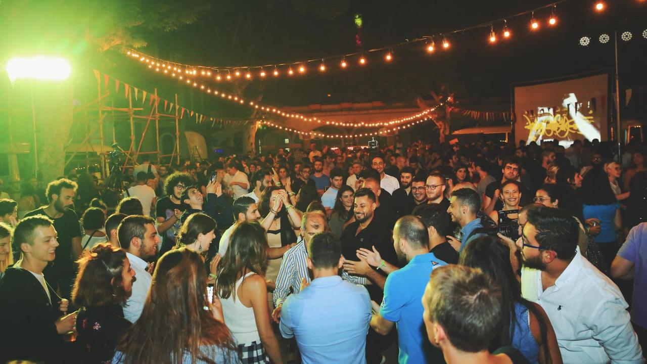 Feiernde Menschen bei der "Großen Party" im Goethe Institut in Beirut.