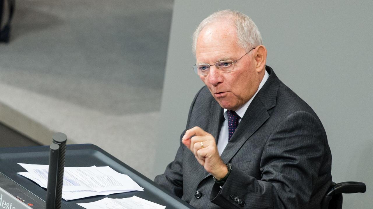 Bundesfinanzminister Wolfgang Schäuble (CDU) spricht am 22.11.2016 in Berlin während der Debatte um den Haushalt im Bundestag. 
