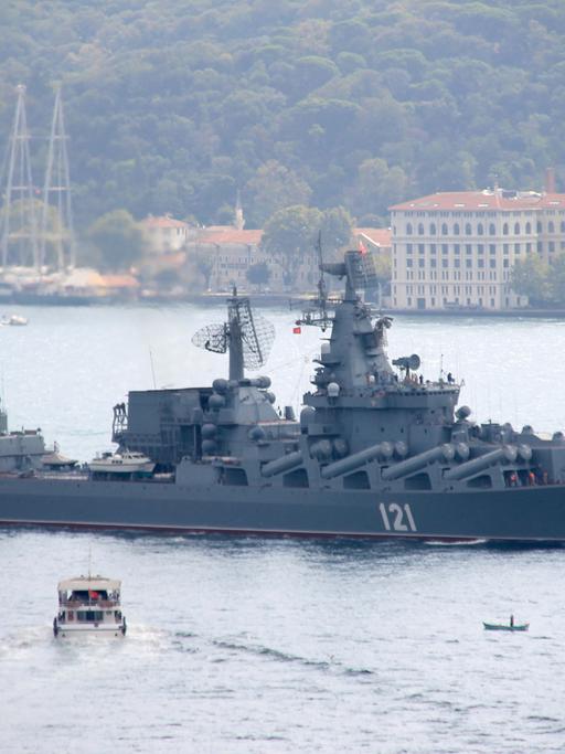 Der russische Lenkwaffenkreuzer "Moskwa" fährt am 07.09.2014 bei Istanbul durch den Bosporus ins Mittelmeer.
