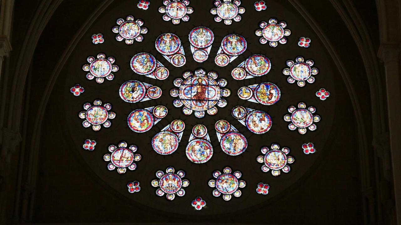 Rundes Bleiglasfenster Rosette in der Kathedrale Notre Dame von Chartres