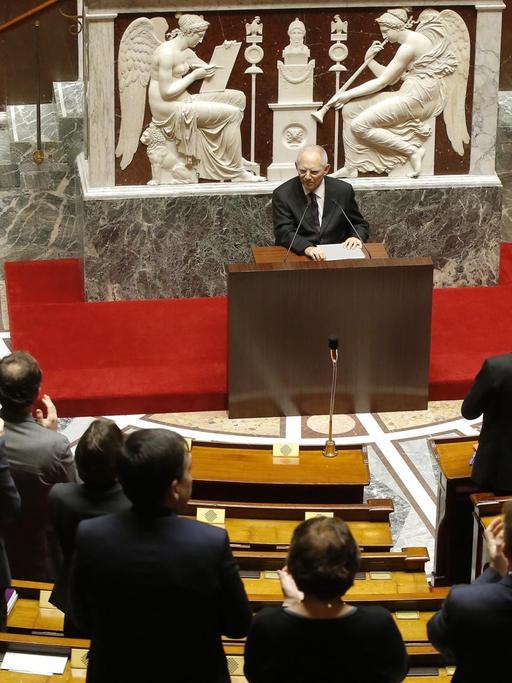 Abgeordnete der französischen Nationalversammlung applaudieren Bundestagspräsident Schäuble, der eine Rede hält.