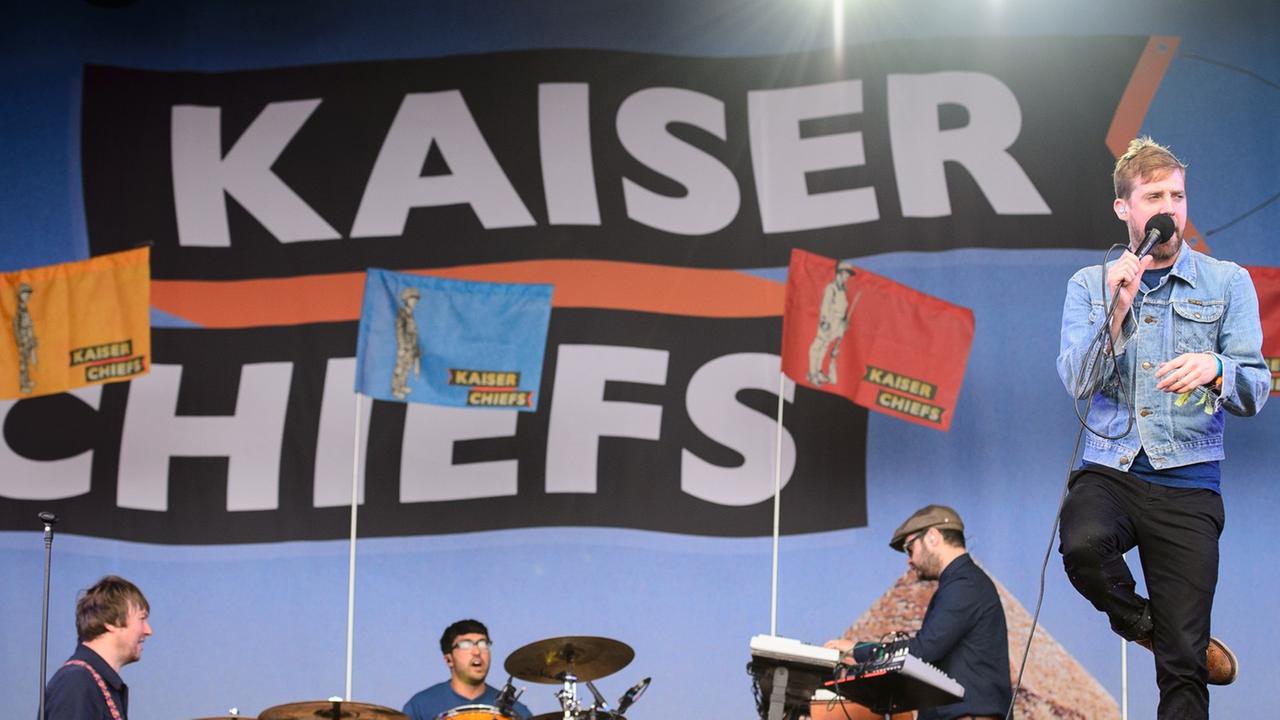 Die britische Rockgruppe The Kaiser Chiefs bei einem Auftritt im Juni 2014 auf dem Glastonbury Festival of Music and Performing Arts in Somerset im Südwesten Englands.
