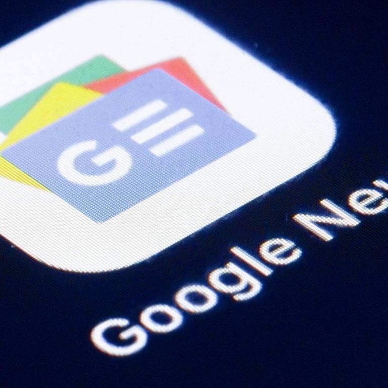 Das Logo der Nachrichtensuchmaschine Google News ist auf dem Display eines Smartphone zu sehen