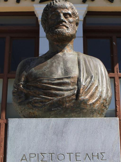 Eine Büste des antiken Philosophen Aristoteles vor dem Rathaus der Hauptstadt Chalkida auf der griechischen Insel Euböa (Evia / Griechenland).