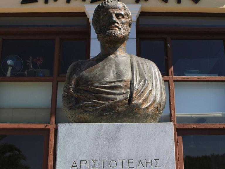 Eine Büste des antiken Philosophen Aristoteles vor dem Rathaus der Hauptstadt Chalkida auf der griechischen Insel Euböa (Evia / Griechenland).