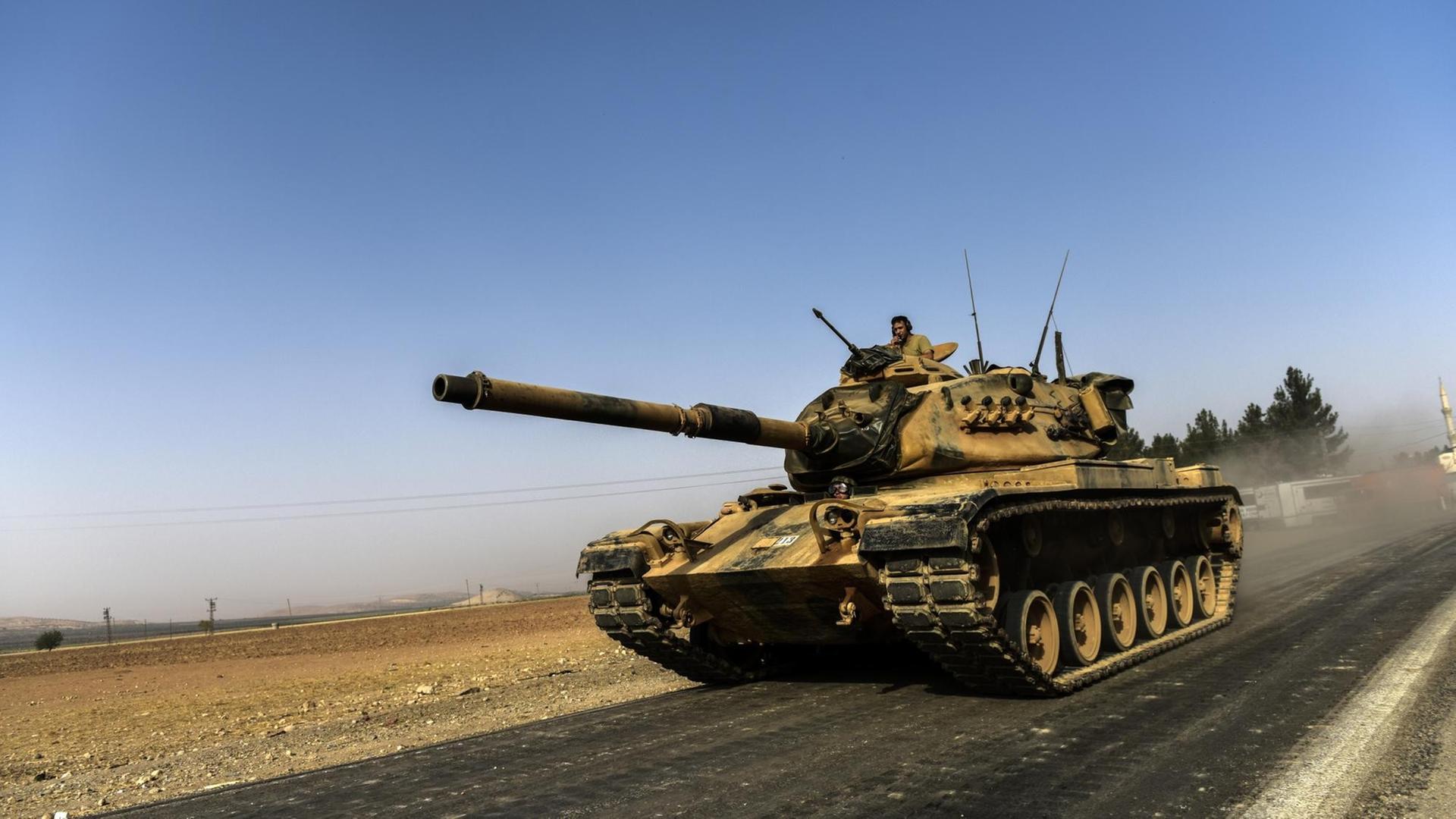 Türkischer Panzer in Karkamis auf dem Weg zur syrischen Grenze.