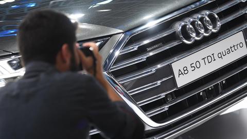 Ein Journalist fotografiert am 13.09.2017 auf der Internationalen Automobil-Ausstellung (IAA) in Frankfurt am Main am Stand von Audi einen A8 mit Diesel-Motor.