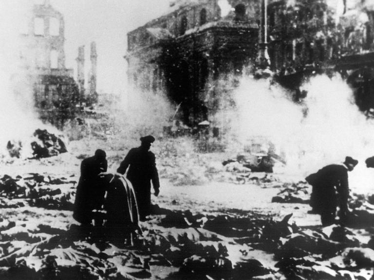 Nach den Bomenangriffen amerikanischer und britischer Flugzeuge auf Dresden am 13. und 14.02.1945 werden die zahlreichen Leichen, die auf der Straße liegen geborgen. Bei dem Angriff wurde die historische Innenstadt von Dresden nahezu völlig zerstört, bis zu 35.000 Menschen wurden getötet.