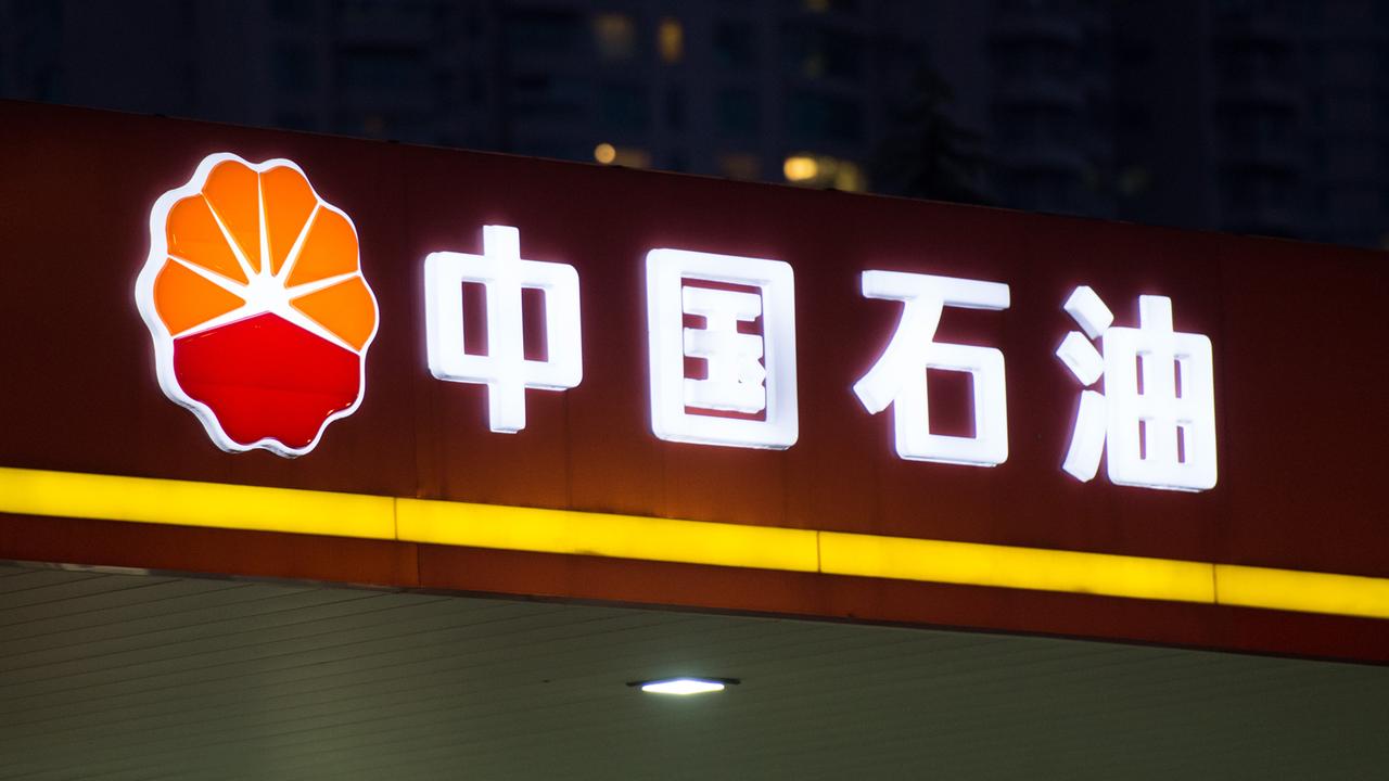 Ein PetroChina-Logo mit chinesischen Schriftzeichen an einer Tankstelle in Schanghai.