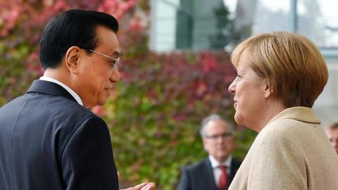Bundeskanzlerin Angela Merkel begrüßt am 10. Oktober 2014 den chinesischen Ministerpräsidenten Li Keqiang zu den deutsch-chinesischen Gesprächen in Berlin.