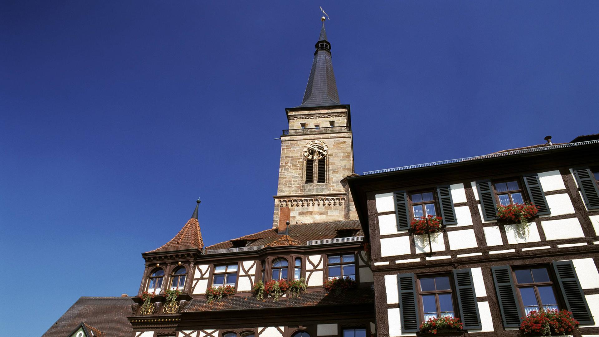 Kirchturm der St.-Martin-Kirche über dem Rathaus von Schwabach