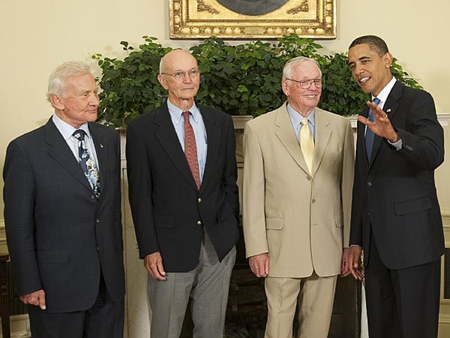 Die Apollo-11-Besatzung zum 40. Jahrestag der Mondlandung zu Besuch im Weißen Haus (v.l.n.r.: Buzz Aldrin, Michael Collins, Neil Armstrong und als Gastgeber Präsident Barack Obama)