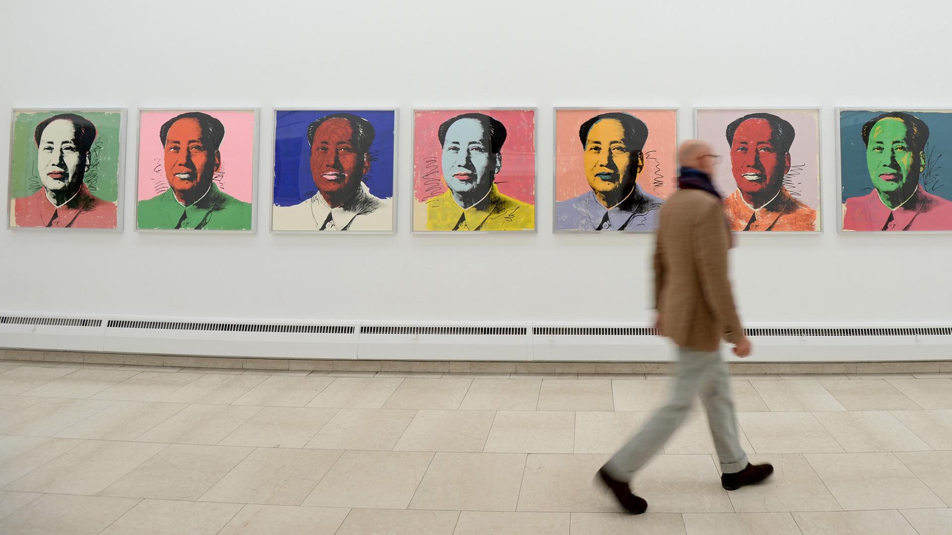 Porträts des chinesischen Politikers Mao Tse-tung, die der Künstler Andy Warhol im Siebdruckverfahren angefertigt hat - hier in der Ausstelllung "The Original Silkscreens" mit Originalen von Andy Warhol am 25.11.2015 in der Städtischen Galerie in Rosenheim