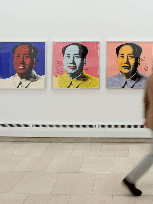 Porträts des chinesischen Politikers Mao Tse-tung, die der Künstler Andy Warhol im Siebdruckverfahren angefertigt hat - hier in der Ausstelllung "The Original Silkscreens" mit Originalen von Andy Warhol am 25.11.2015 in der Städtischen Galerie in Rosenheim