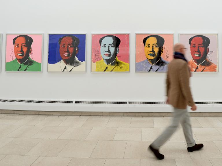 Porträts des chinesischen Politikers Mao Tse-tung, die der Künstler Andy Warhol im Siebdruckverfahren angefertigt hat - hier in der Ausstelllung "The Original Silkscreens" mit Originalen von Andy Warhol am 25.11.2015 in der Städtischen Galerie in Rosenheim