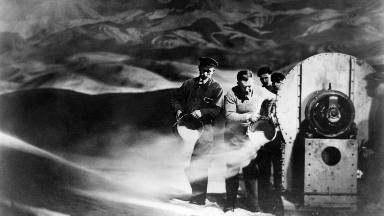 Regisseur Fritz Lang und Crew am Set von "Frau im Mond" aus dem Jahr 1929