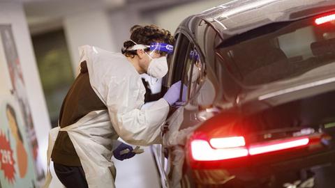 Beim Drive-In in der Kölner Lanxess Arena können Menschen sich per Schnelltest auf das Coronavirus testen lassen.