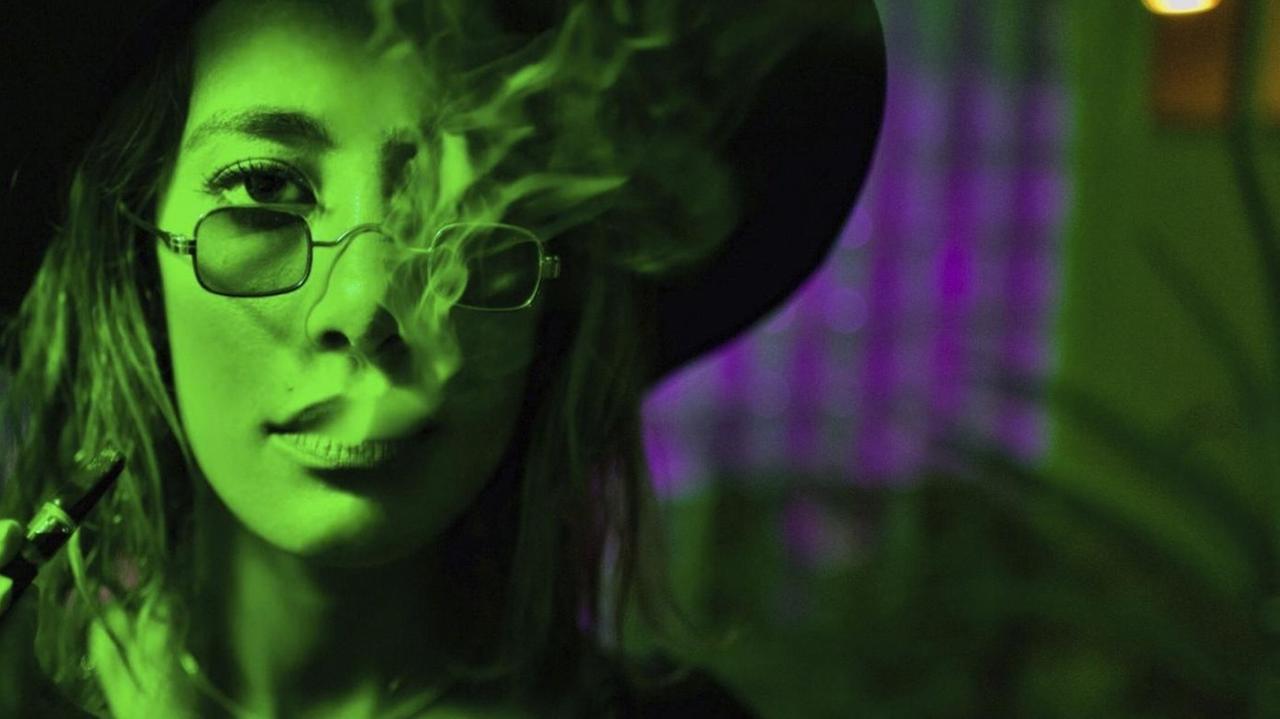 Eine junge Frau raucht Cannabis während einer Feier in Los Angeles (2017).