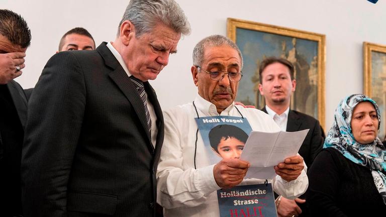 HANDOUT - Bundespräsident Joachim Gauck empfängt am 18.02.2013 Angehörige der Neonazi-Mordopfer im Schloss Bellevue in Berlin. Ismail Yozgat, Vater des in Kassel ermordeten Halit Yozgat, fordert die Umbenennung der Holländischen Straße, in der sein Sohn a