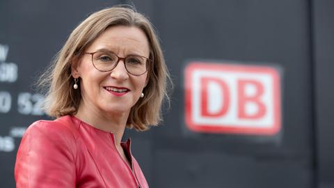 Sigrid Nikutta, DB-Vorstand Güterverkehr, steht neben einem DB-Logo bei einem Pressetermin zur Vorstellung der neuen digitalen automatischen Kupplung (DAK) für Güterzüge der Bahn.