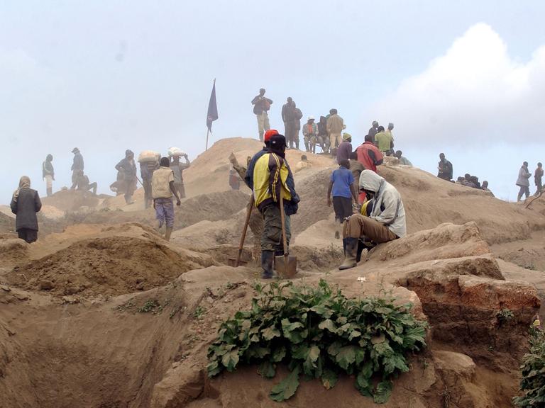 Eine Mine im Kongo, in der unter anderem Coltan geschürft wird. Um diese Rohstoffe gibt es immer wieder kriegerische Auseinandersetzungen in dem Land.