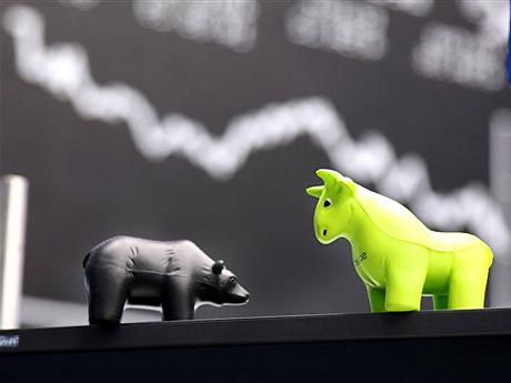 Beim Kampf zwischen Bulle und Bär - hier vor der Daxtafel an der Frankfurter Börse kommt es häufig zu stark schwankenden Kursen. Wer erfolgreich investieren will, muss dringend einige Regeln beachten. Beim Kampf zwischen Bulle und Bär - hier vor der Daxtafel an der Frankfurter Börse kommt es häufig zu stark schwankenden Kursen. Wer erfolgreich investieren will, muss dringend einige Regeln beachten.