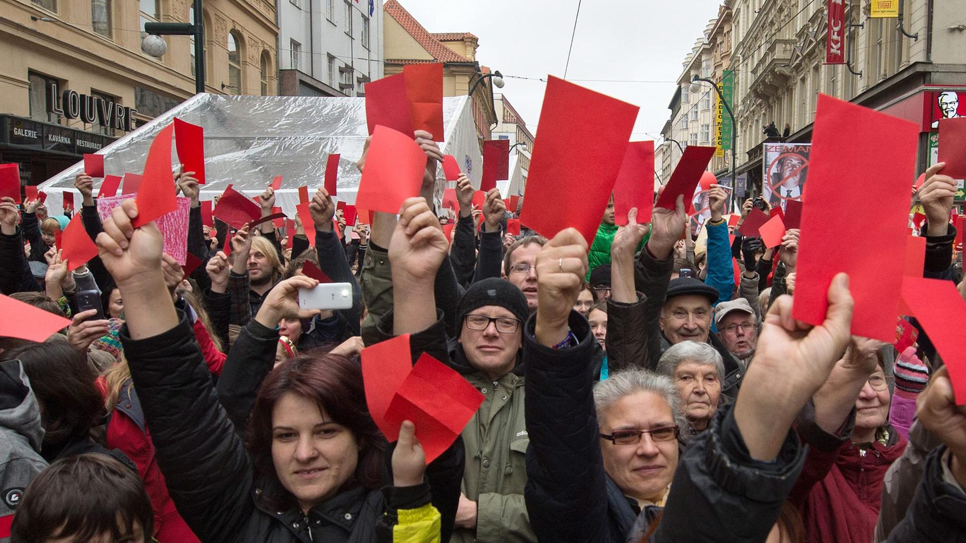 Demonstranten zeigen Tschechiens Präsident Milos Zeman symbolisch die Rote Karte