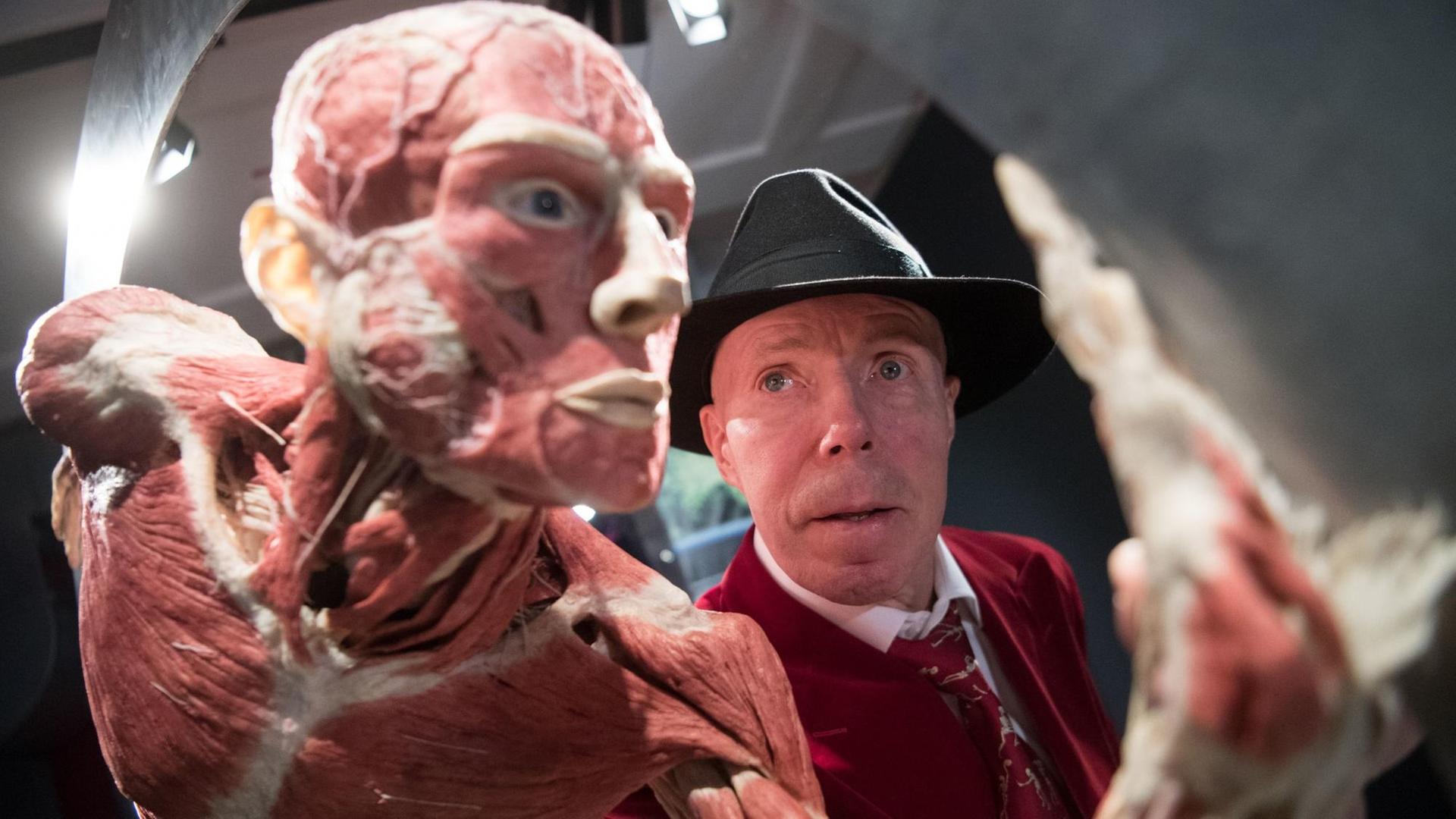 Der Plastinator Gunther von Hagens steht am 27.09.2017 in einer neuen Dauerausstellung im Alten Hallenbad in Heidelberg hinter einem Ganzkörperplastinat.