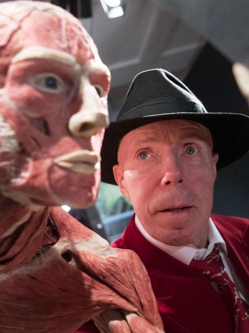 Der Plastinator Gunther von Hagens steht am 27.09.2017 in einer neuen Dauerausstellung im Alten Hallenbad in Heidelberg hinter einem Ganzkörperplastinat.