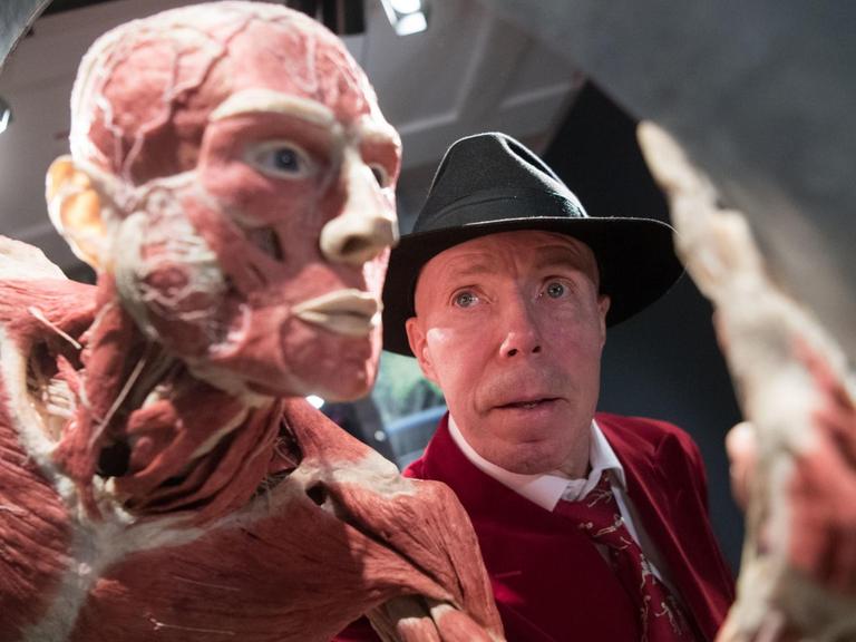 Der Plastinator Gunther von Hagens steht am 27.09.2017 in einer neuen Dauerausstellung im Alten Hallenbad in Heidelberg hinter einem Ganzkörperplastinat.