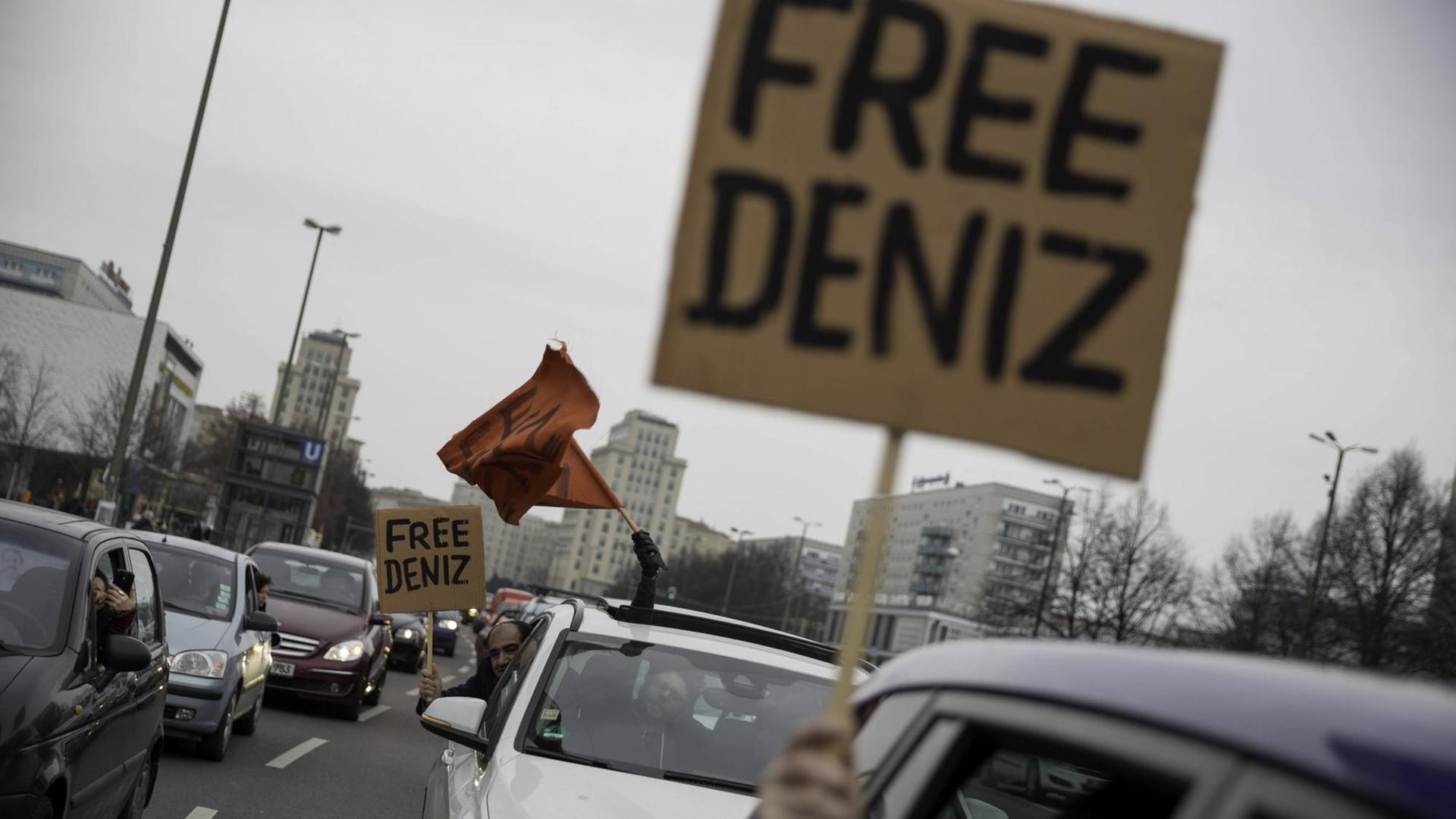Autokorso in Berlin für den inhaftierten Journalisten Deniz Yücel.