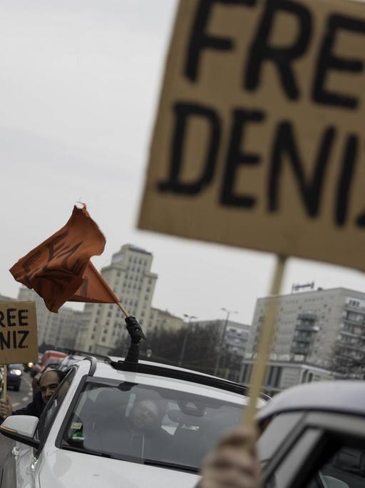 Autokorso in Berlin für den inhaftierten Journalisten Deniz Yücel.
