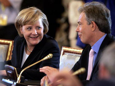 Bundeskanzlerin Angela Merkel und der britische Premierminister Tony Blair unterhalten sich auf dem G8-Gipfel in St. Petersburg.
