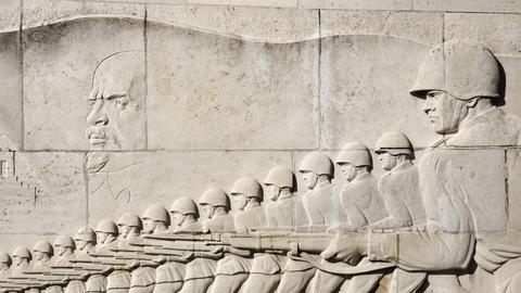 Sowjetische Soldaten und Lenin am sowjetischen Ehrenmal im Treptower Park in Berlin.
