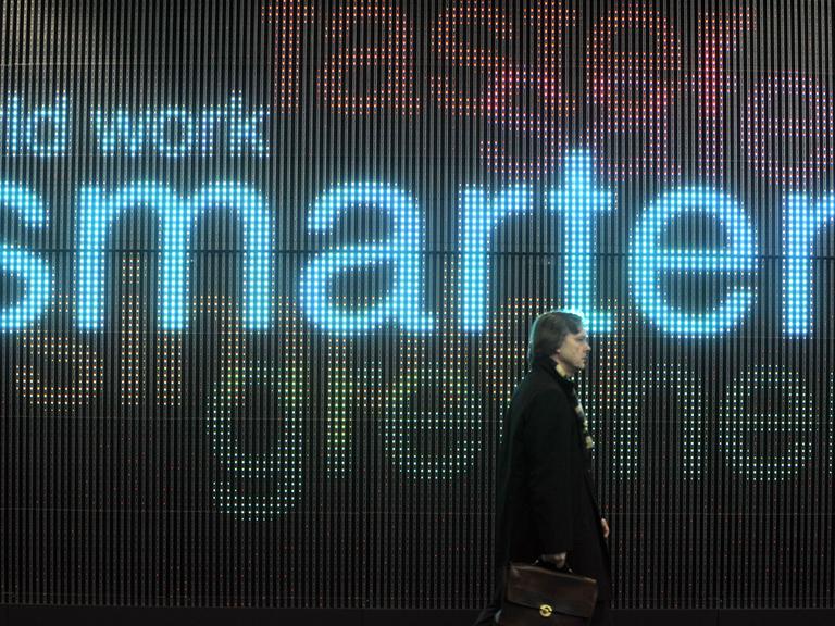 Ein überdimensionaler Bildschirm am IBM-Stand auf der weltgrößten Hightech-Messe, der CeBIT in Hannover (2009). Darauf stehen die Worte "world", "work", "smarter".