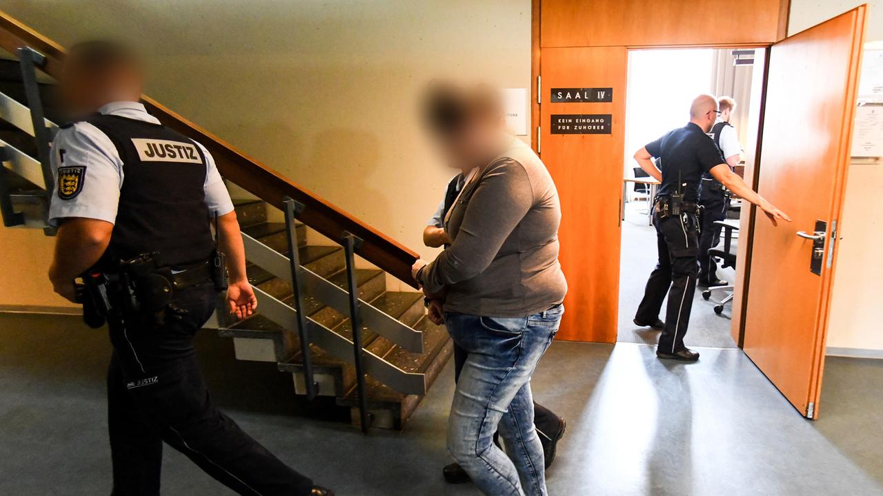 Baden-Württemberg, Freiburg: Die angeklagte Mutter wird von Justizbeamten aus dem Gerichtssaal gebracht. Im Fall des schwer missbrauchten und an andere Männer verkauften Jungen aus Staufen stehen die Mutter des Kindes und ihr Lebensgefährte vor Gericht; Aufnahme vom 11. Juni 2018