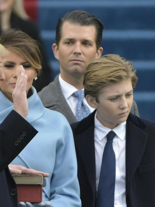 Donald Trump leistet den Amtseid als 45. US-Präsident (20.01.2017).