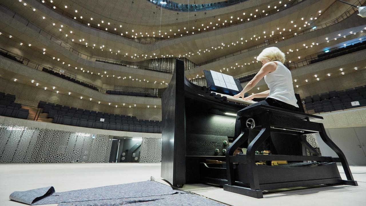 Orgel in der ElbphilharmonieMediennummer:83916727Beschreibung:Die Titularorganistin Iveta Apkalna spielt am 16.09.2016 am Orgelspieltisch auf der Bühne im Großen Saal der Elbphilharmonie in Hamburg.